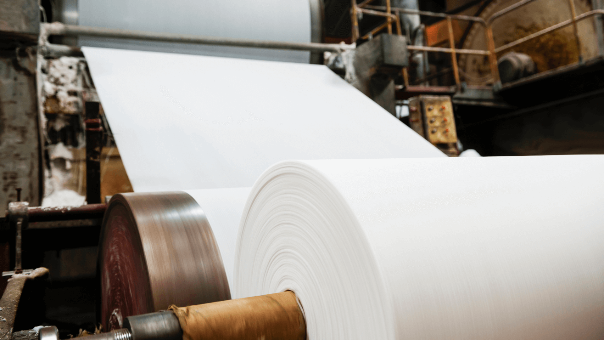 Палети з упакованими листами паперу на складі