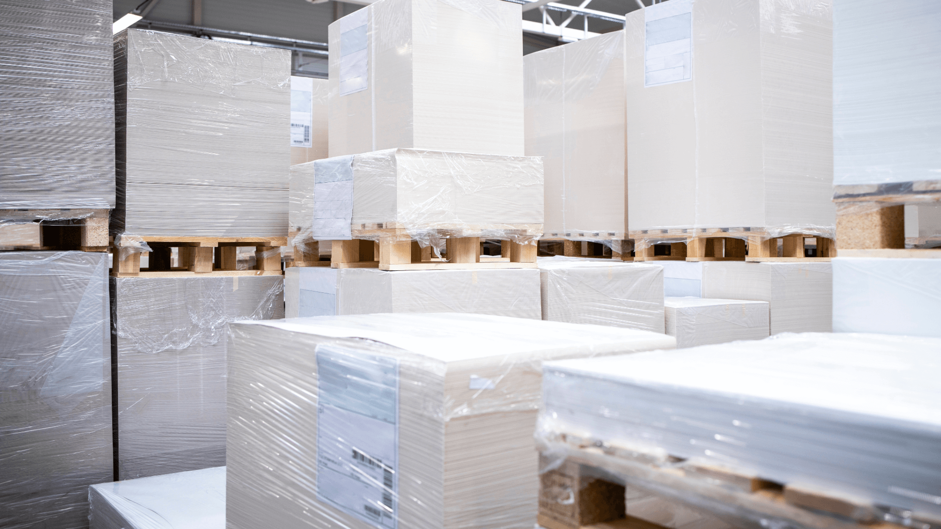 Великий рулон паперу на сучасному обладнанні паперової фабрики